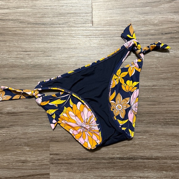 j crew Hipster full-coverage bow-tie bikini bottom in dusk floral - Picture 7 of 7